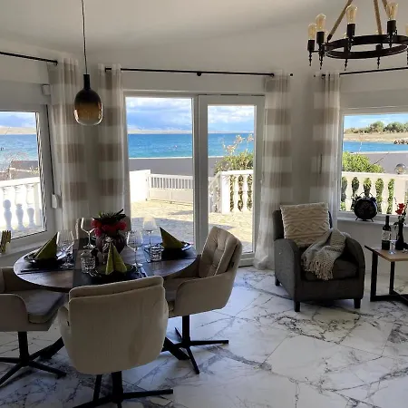 Azure Retreat- Boutique Seaside & Guest Semesterbostad
